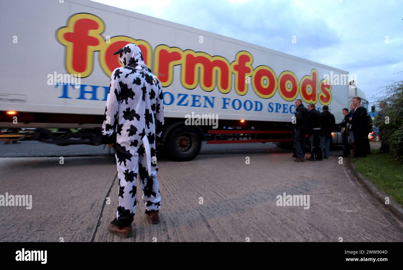 06/08/12 ..Demanding a higher price for their milk, dairy farmers and Farmers for Action protestors blockade the Farmfoods factory near Warrrington, C Stock Photo