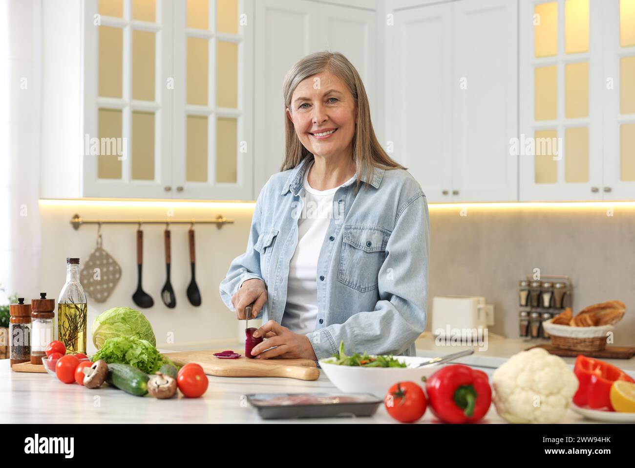 Cutting onion hi-res stock photography and images - Alamy