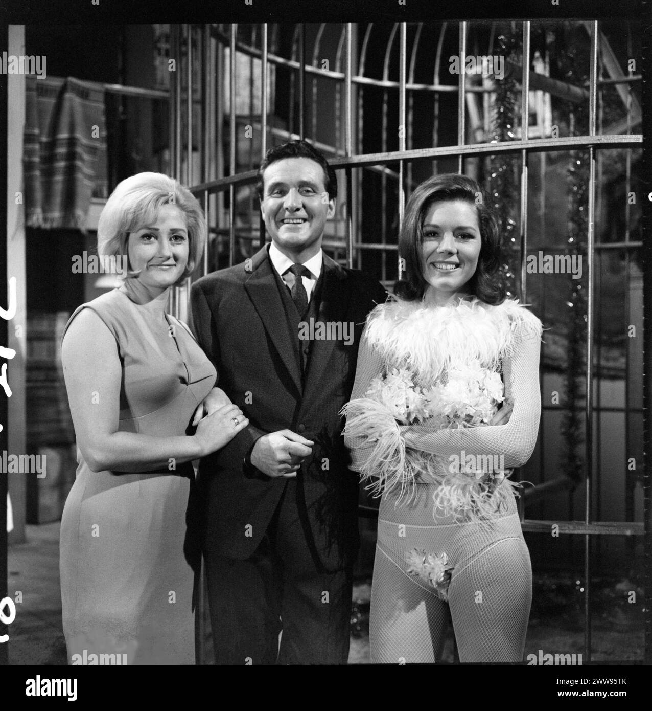 PATRICK MACNEE as John Steed and DIANA RIGG as Emma Peel with British actress LIZ FRASER on the set of THE GIRL FROM AUNTIE episode  17  of the fourth series of THE AVENGERS TV Series first broadcast on January 18 1966 Director ROY WARD BAKER Written by ROGER MARSHALL Wardrobe JOHN BATES and JACKIE JACKSON Music LAURIE JOHNSON Associated British Productions for ABC Television Stock Photo