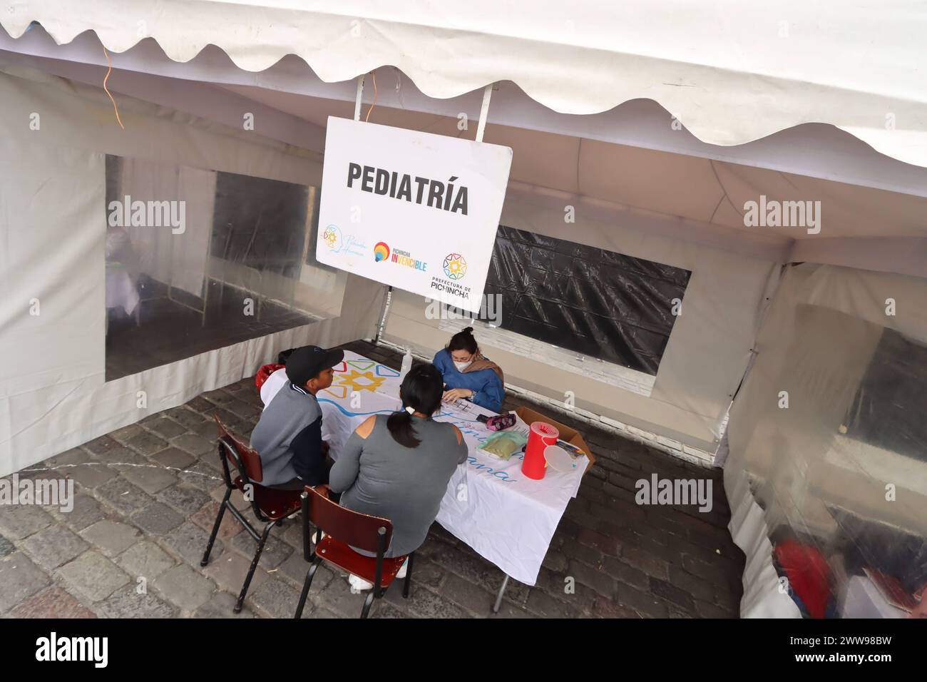UIO-FERIA-PRODUCTIVA Quito, 22 de marzo de 2024. Feria Pichincha Productiva y Solidaria en la Plaza San Francisco. Servicios de atencion mÃ dica, artistas, patio de comidas y emprendimientos es la variada oferta de esta iniciativa que permanecera hasta el sabado 23. API / HAMILTON LOPEZ Quito Pichincha Ecuador SOI-UIO-FERIA-PRODUCTIVA-72a85a57869e20701d59f3869be0ba59 *** UIO FERIA PRODUCTIVA Quito, March 22, 2024 Pichincha Productive and Solidarity Fair in Plaza San Francisco Medical care services, artists, food court and entrepreneurship is the varied offer of this initiative that will remain Stock Photo