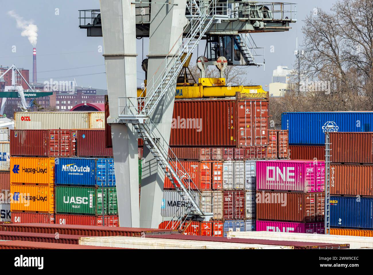 Der Hafen Mannheim ist einer der bedeutendsten Binnenhäfen Europas. Mannheim eröffnete 1968 das erste Containerterminal in einem Binnenhafen. // 20.03.2024: Mannheim, Baden-Württemberg, Deutschland, Europa *** The Port of Mannheim is one of the most important inland ports in Europe Mannheim opened the first container terminal in an inland port in 1968 20 03 2024 Mannheim, Baden Württemberg, Germany, Europe Stock Photo