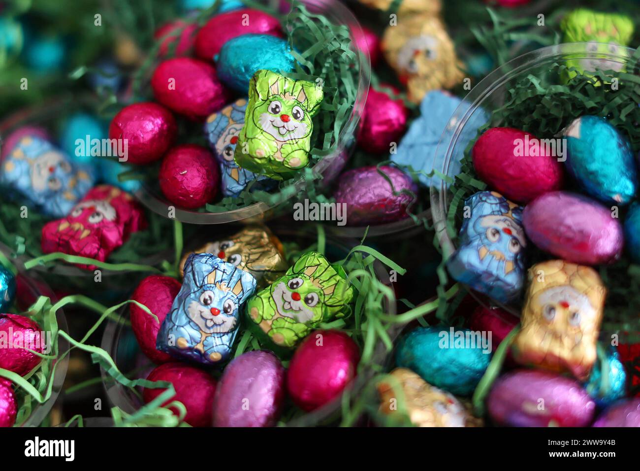 09.03.2024, Köln, Symbolbild Ostereier und Osterhasen liegen in einem Osterkörbchen. Traditionell werdern zu Ostern Ostereier und Süßigkeiten für die Kinder in Osternestern versteckt. Nordrhein-Westfalen NRW Deutschland *** 09 03 2024, Cologne, symbolic image Easter eggs and Easter bunnies lie in an Easter basket Traditionally, Easter eggs and sweets are hidden in Easter nests for children at Easter North Rhine-Westphalia NRW Germany Stock Photo