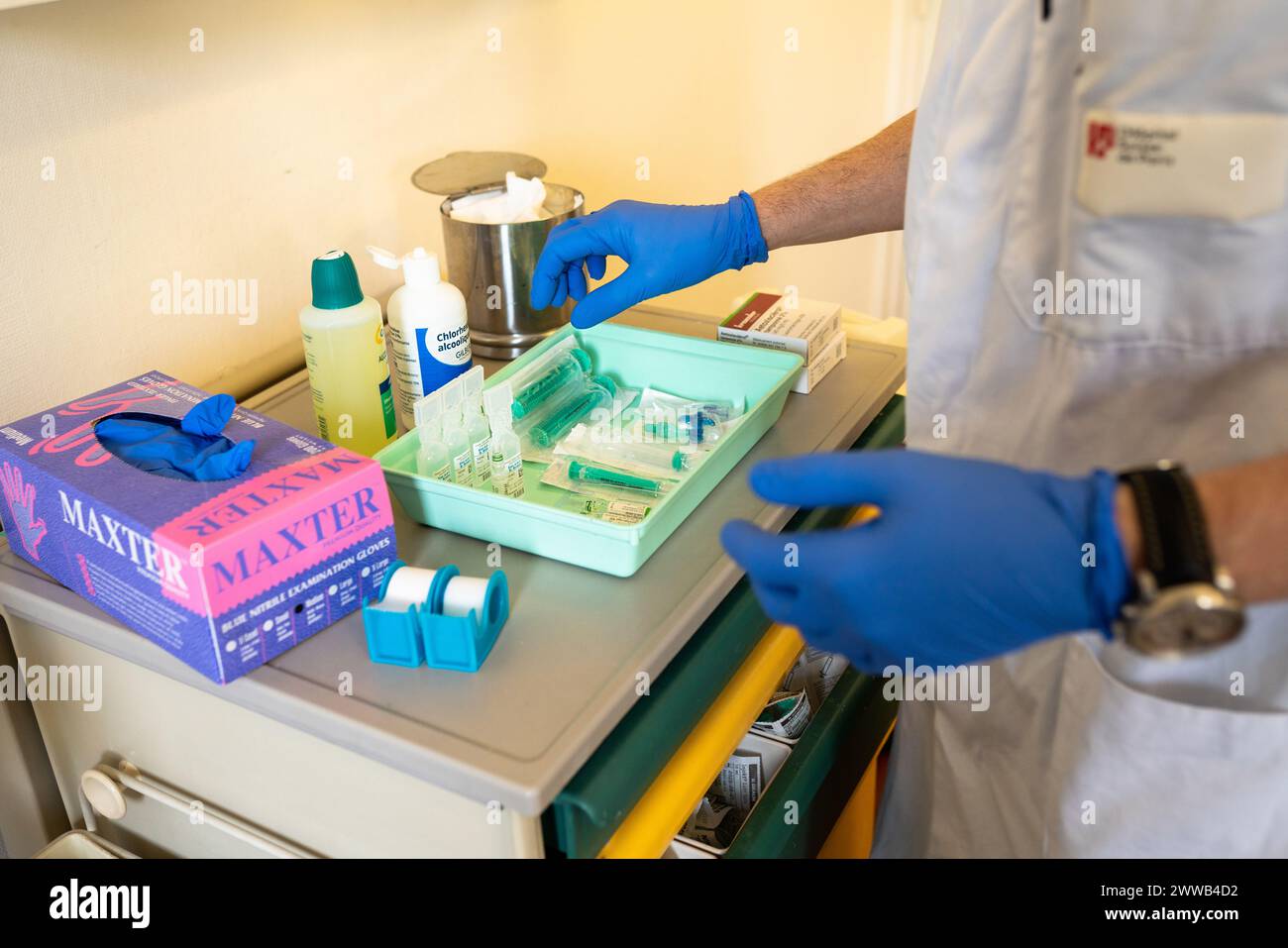 Treatment of varicose veins by foam echosclerotherapy, injection into a