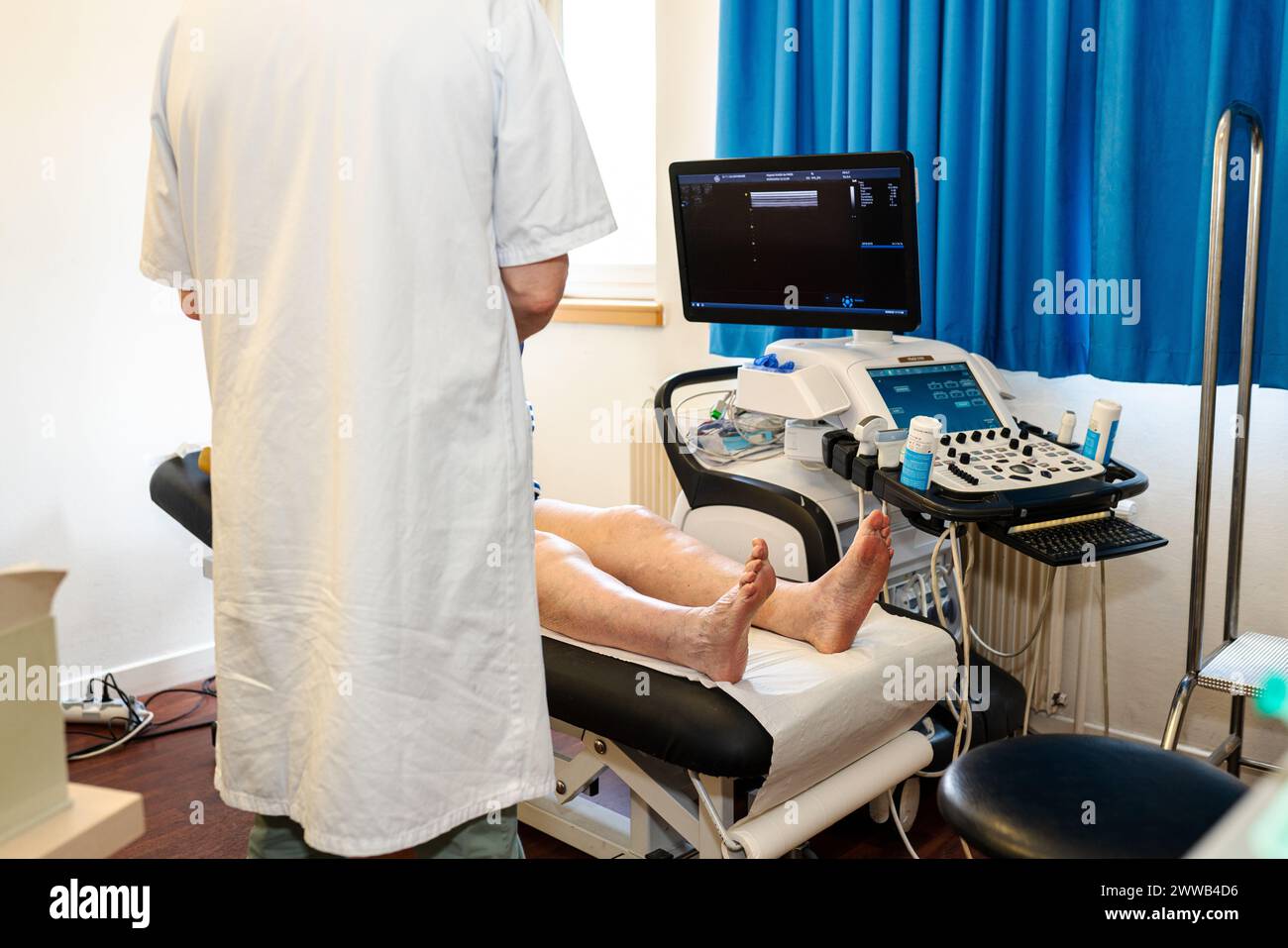 Treatment of varicose veins by foam echosclerotherapy, injection into a