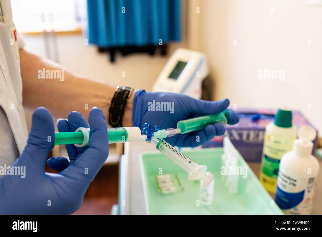 Treatment of varicose veins by foam echosclerotherapy, injection into a