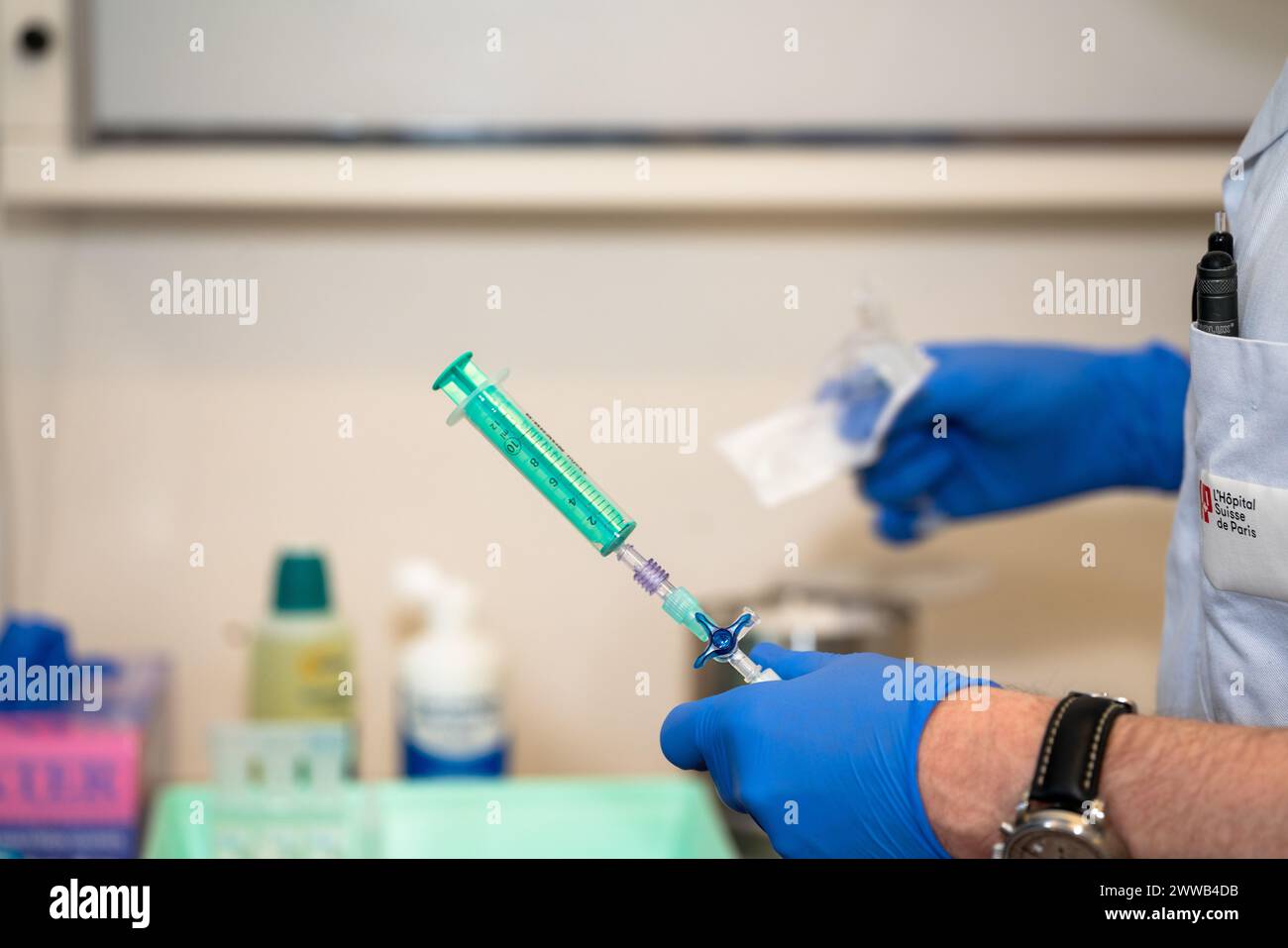 Treatment of varicose veins by foam echosclerotherapy, injection into a