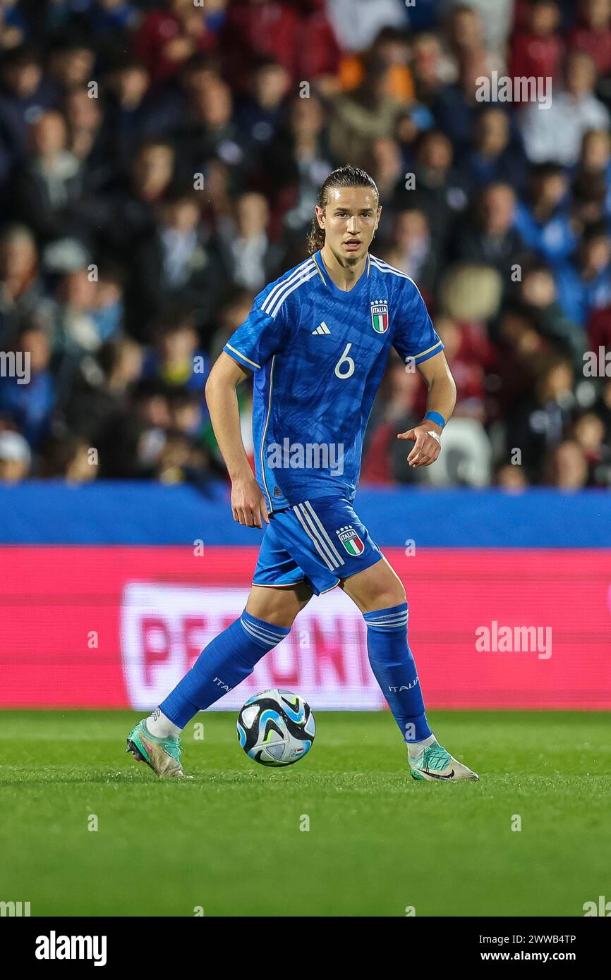 Messi's Stunning Goal vs Inter Milan in UCL Clash, image size:866x1390