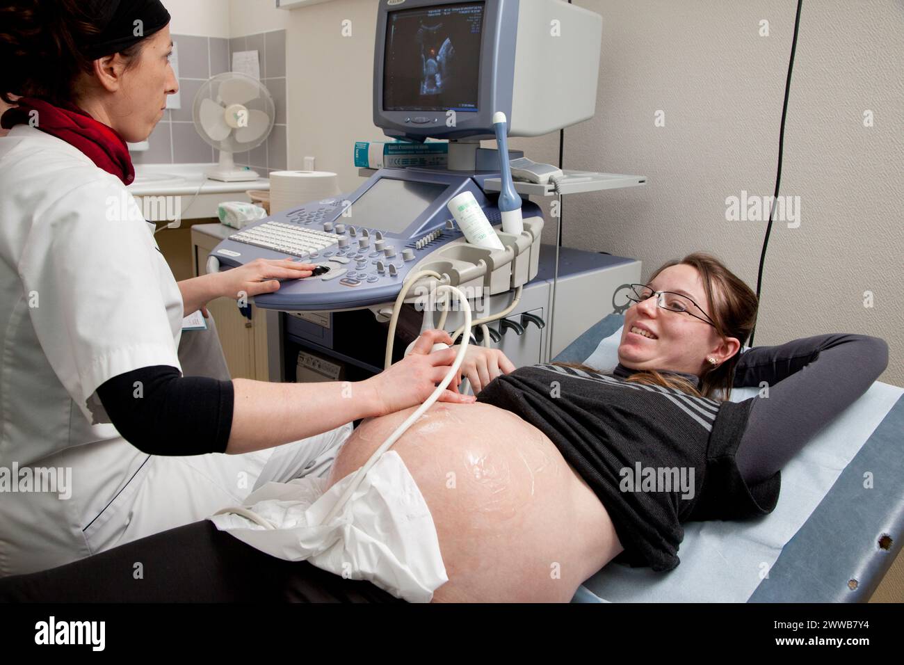 20-weeks-pregnant-hi-res-stock-photography-and-images-alamy