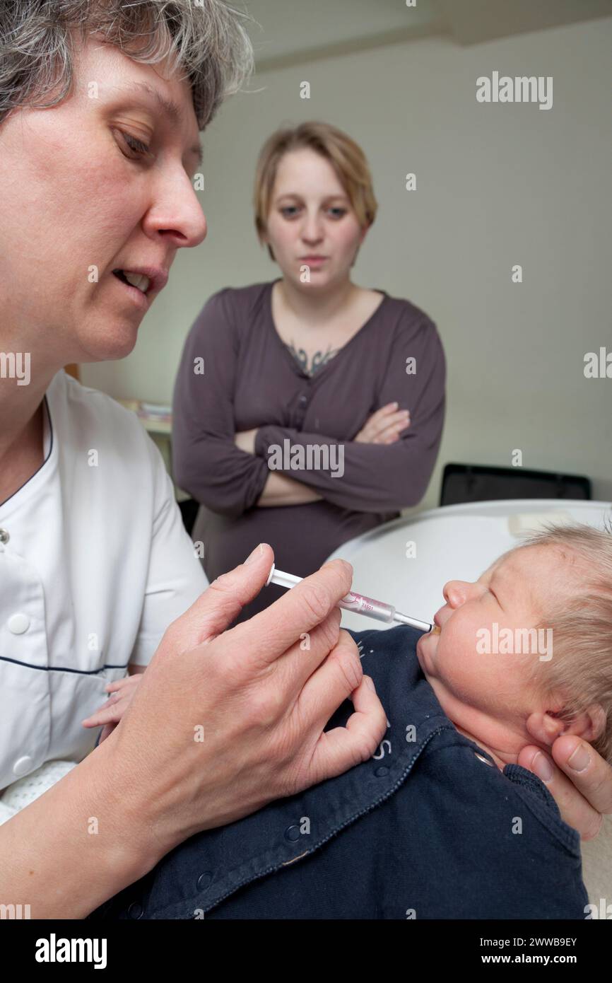 With a view to breastfeeding or breastfeeding, a midwife administers