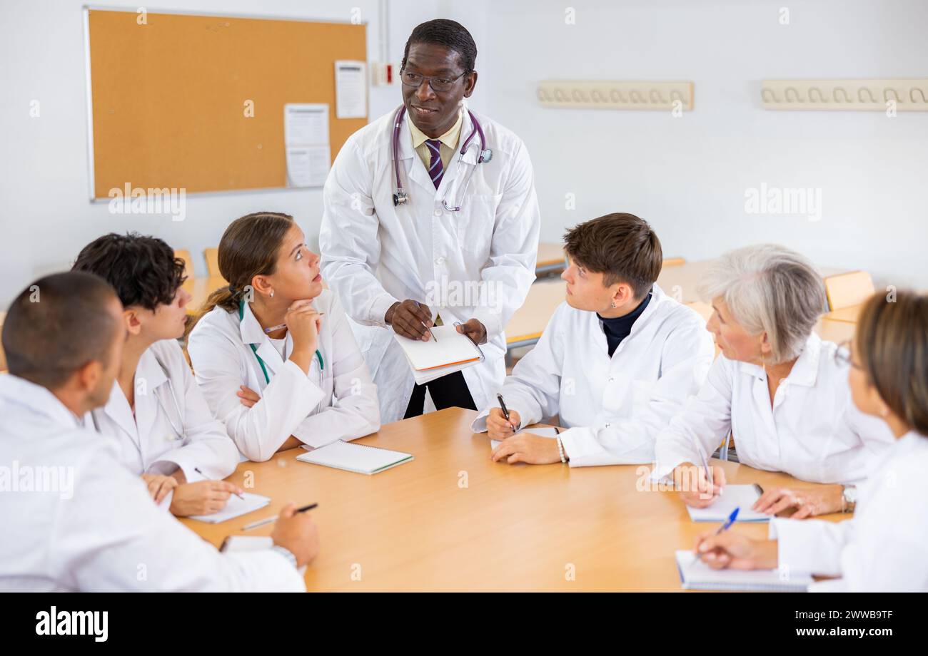 Doctor Study Student Medical students studying doctor hi-res stock photography and images ...
