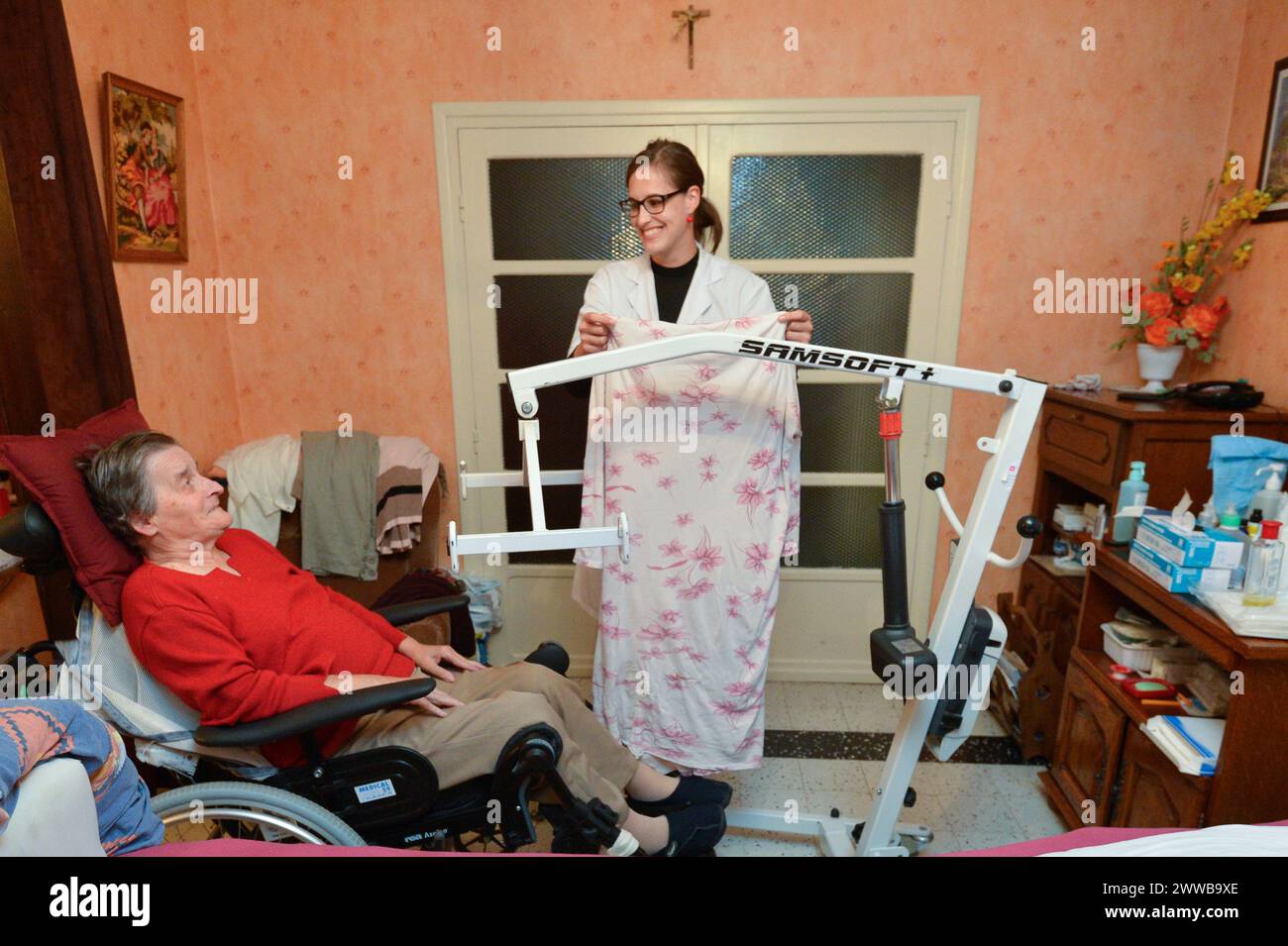 HAD (Hospitalization At Home). Follow-up of an elderly patient at home by a nurse. Stock Photo