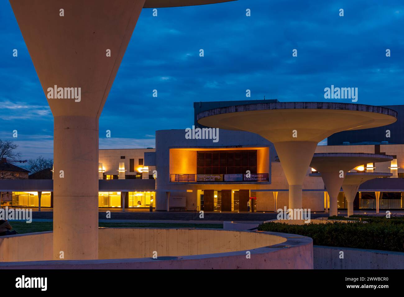 Darmstadt: Staatstheater Darmstadt (Darmstadt State Theatre), square ...
