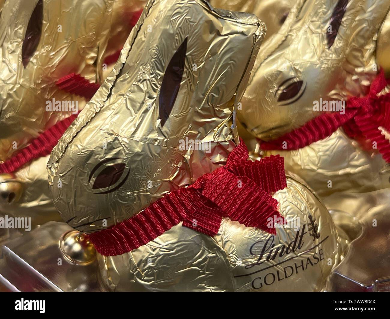 Ostern Nahaufnahme Schokoladenhasen von LINDT *** Easter close-up of chocolate bunnies from LINDT Copyright: xmix1x Stock Photo