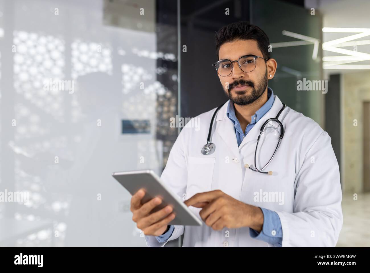 Doctor wearing white lab coat hi-res stock photography and images - Alamy