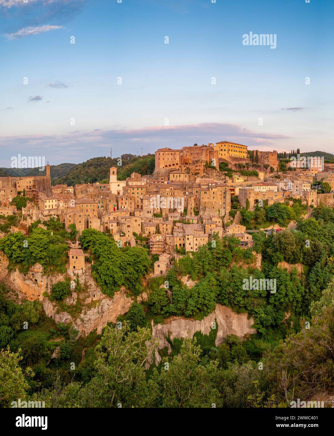 Hill towns italy cities hi-res stock photography and images - Alamy