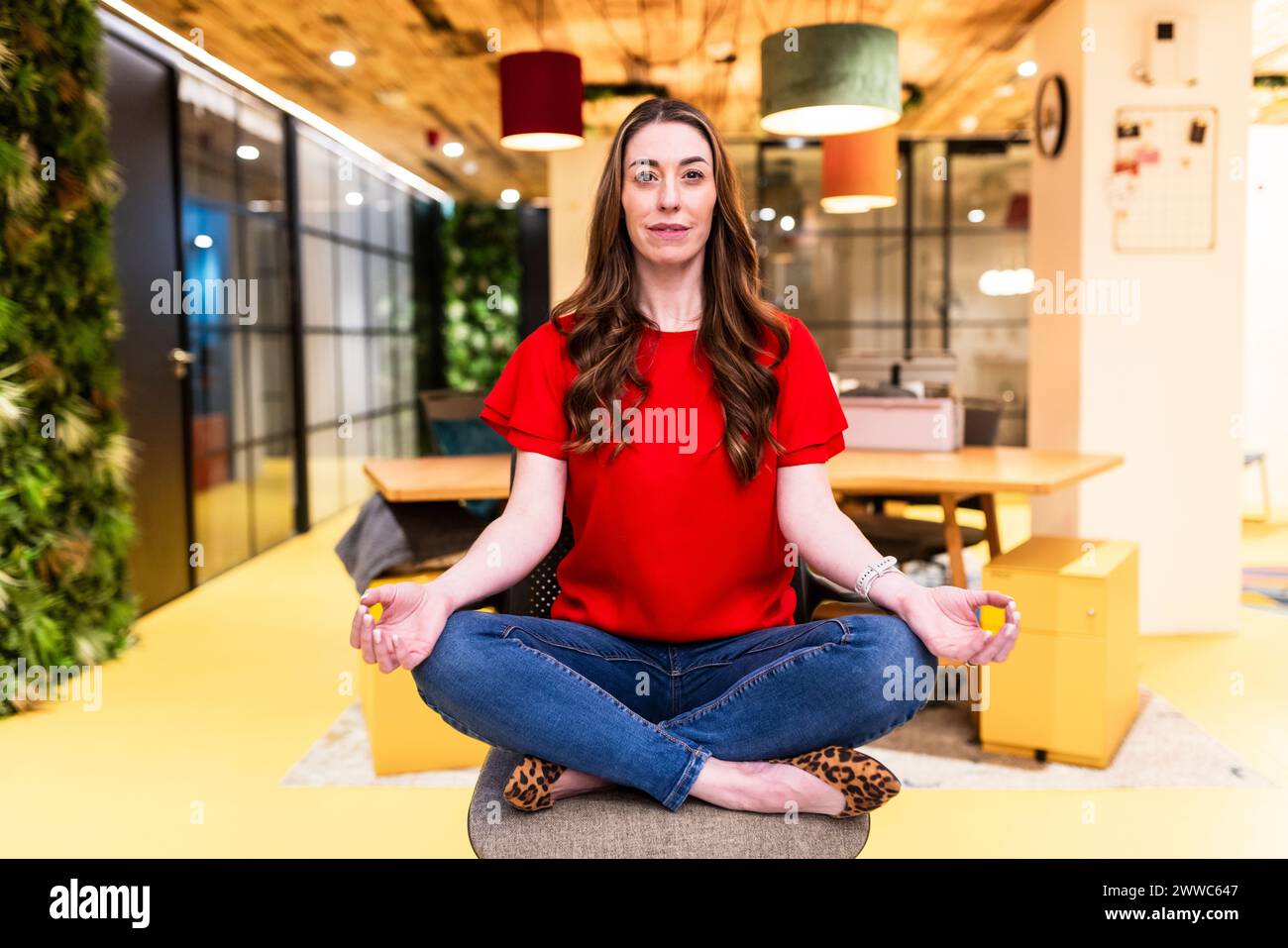 Woman exercising seated in chair hi-res stock photography and images ...