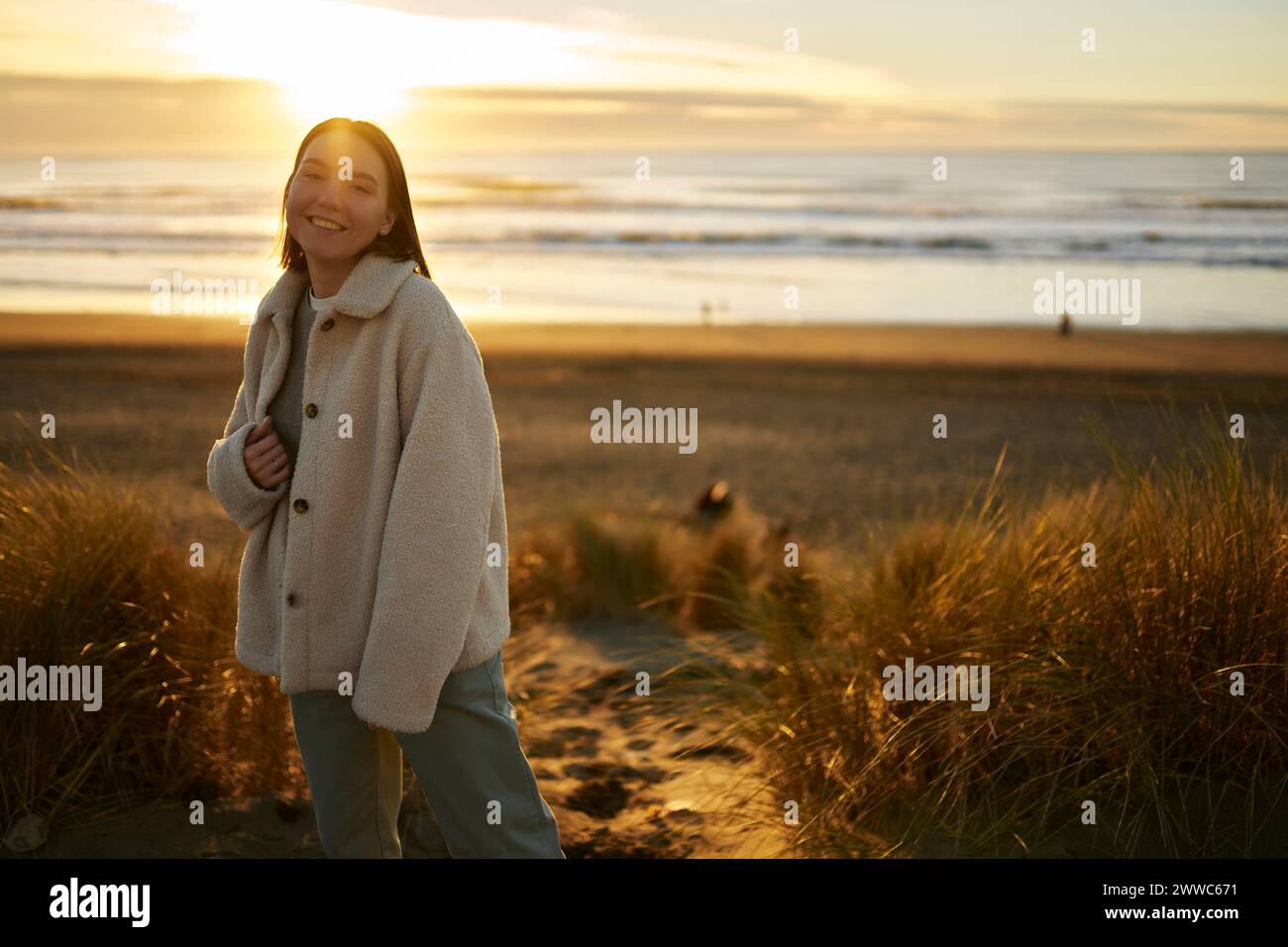 Young women on a california beach hi-res stock photography and images ...