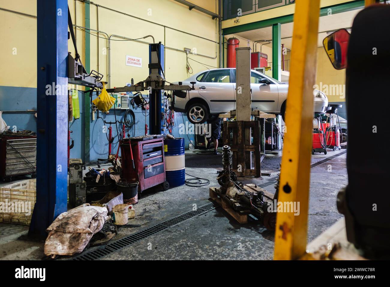 Car and mechanical equipment at workshop Stock Photo