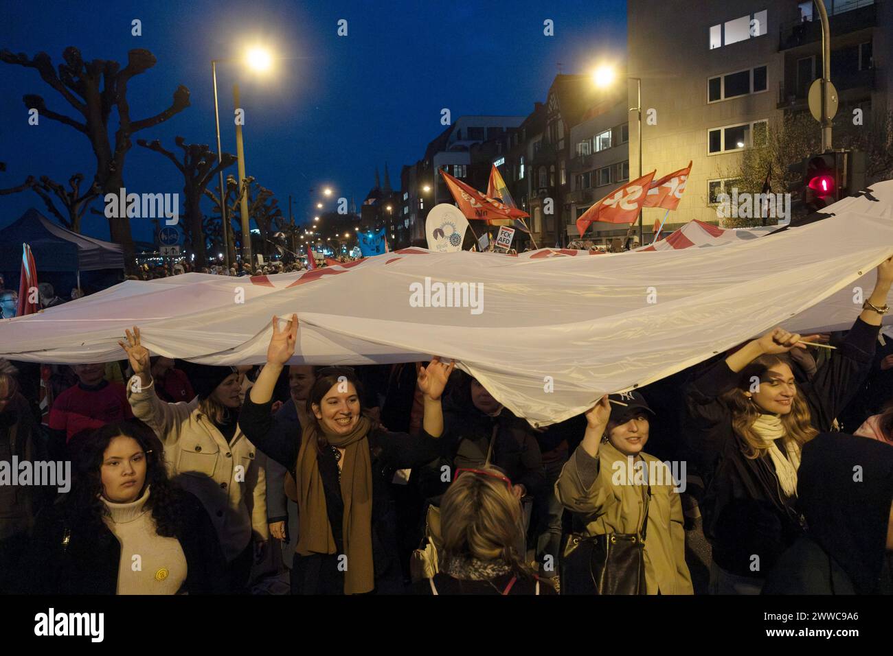Unter dem Motto 15 vor 12 für Menschenwürde demonstrierten heute tausende Kölner am Rhein für Menschenwürde und gegen Rassismus, Rechtsextremismus und Stock Photo