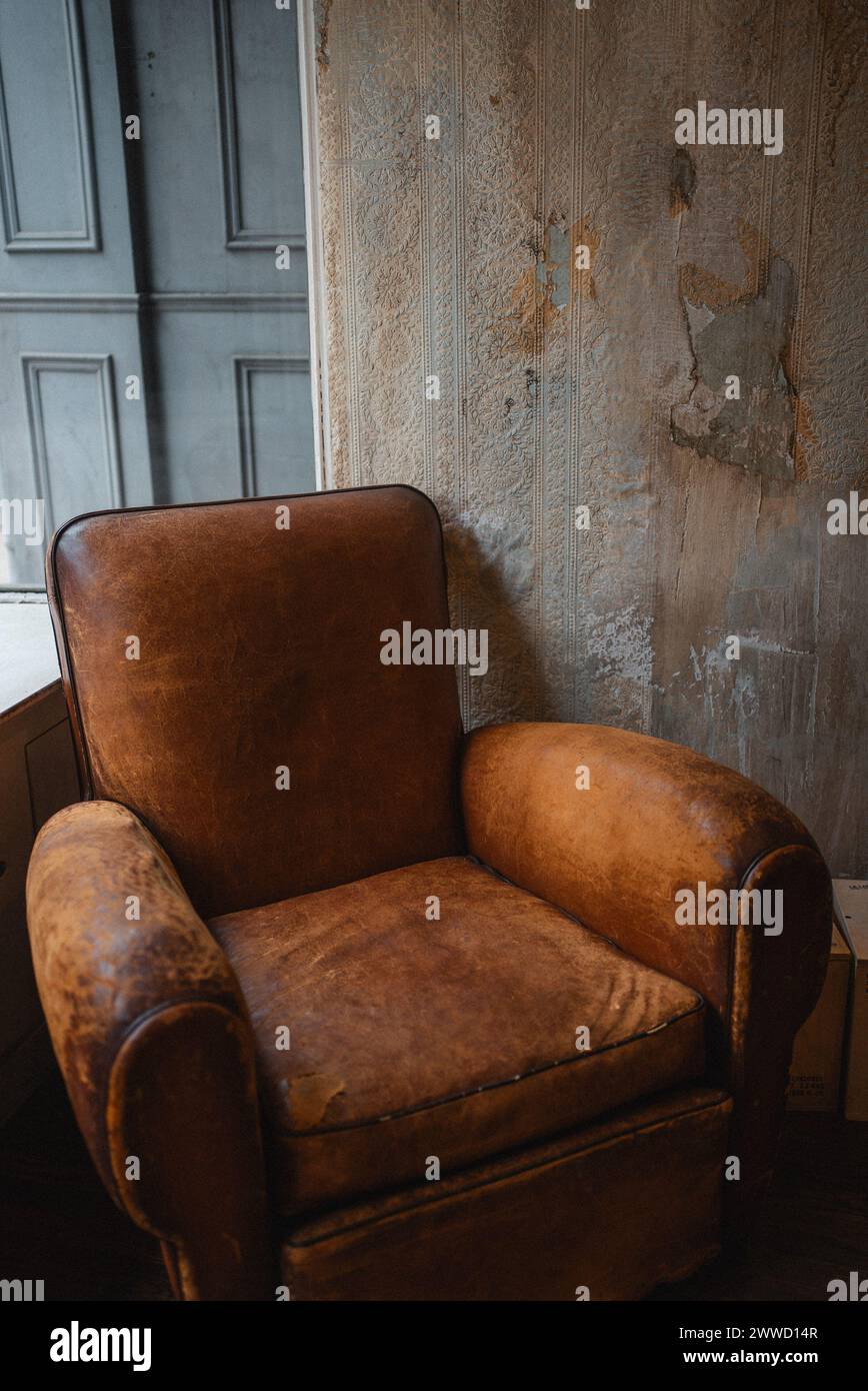Vintage leather chair hi-res stock photography and images - Alamy