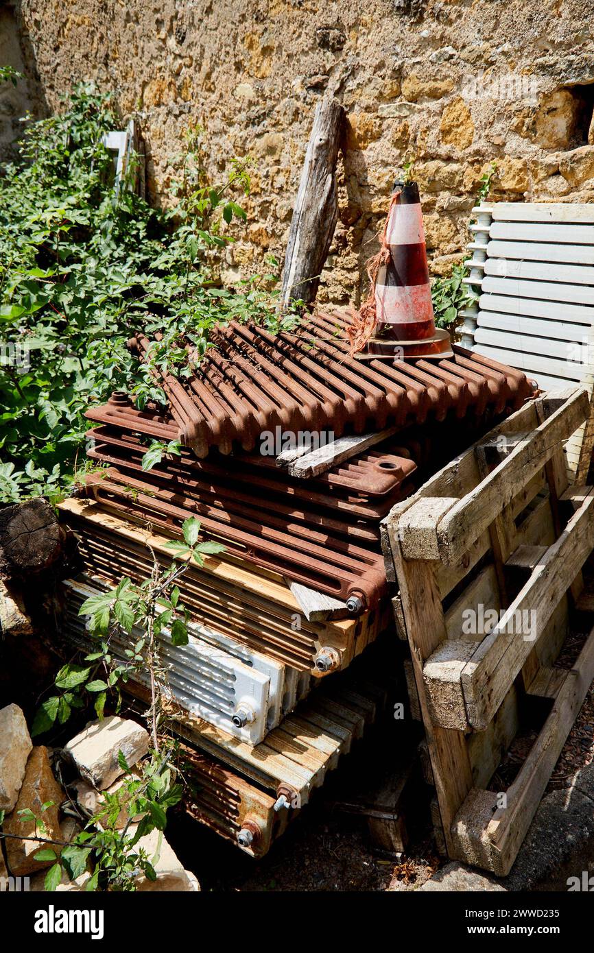 Old steam radiators hi-res stock photography and images - Alamy