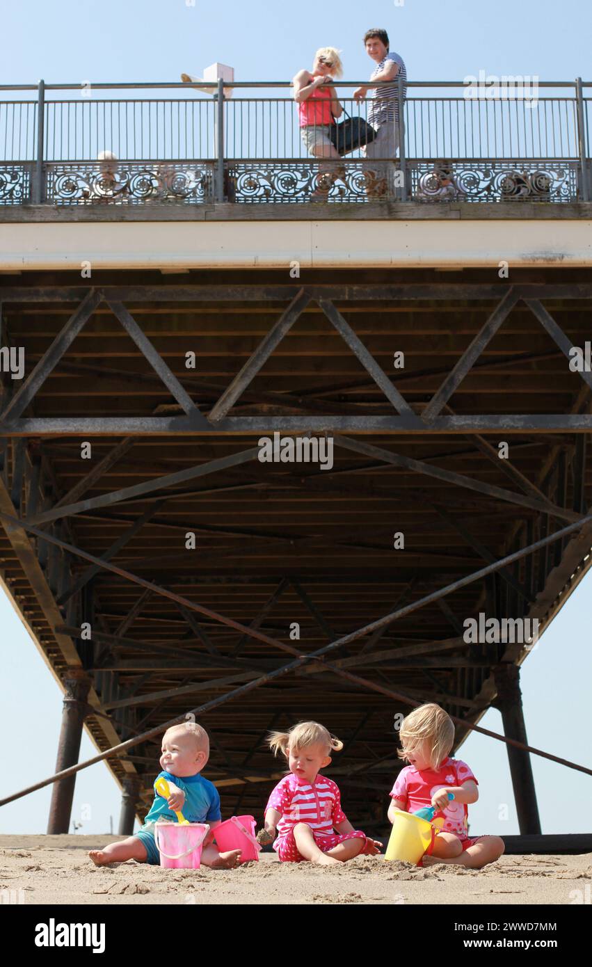 22/05/2012 ..On the hottest day of the year, cousins, (L/R) Molly