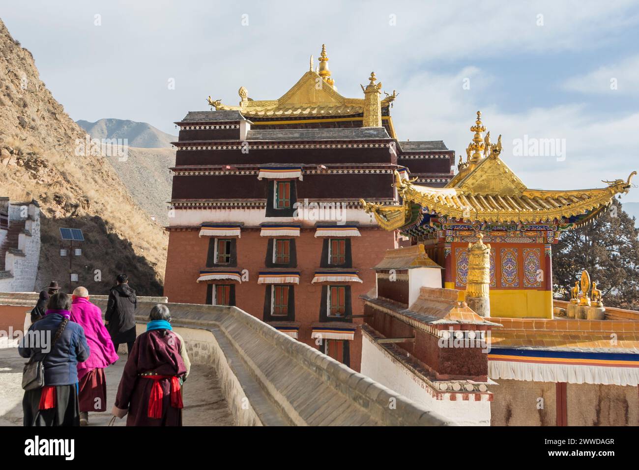Pilgrims doing the clockwise circumambulation (kora) around the Labrang monastery. Xiahe County, Gannan Tibetan Autonomous Prefecture, Gansu, China Stock Photo