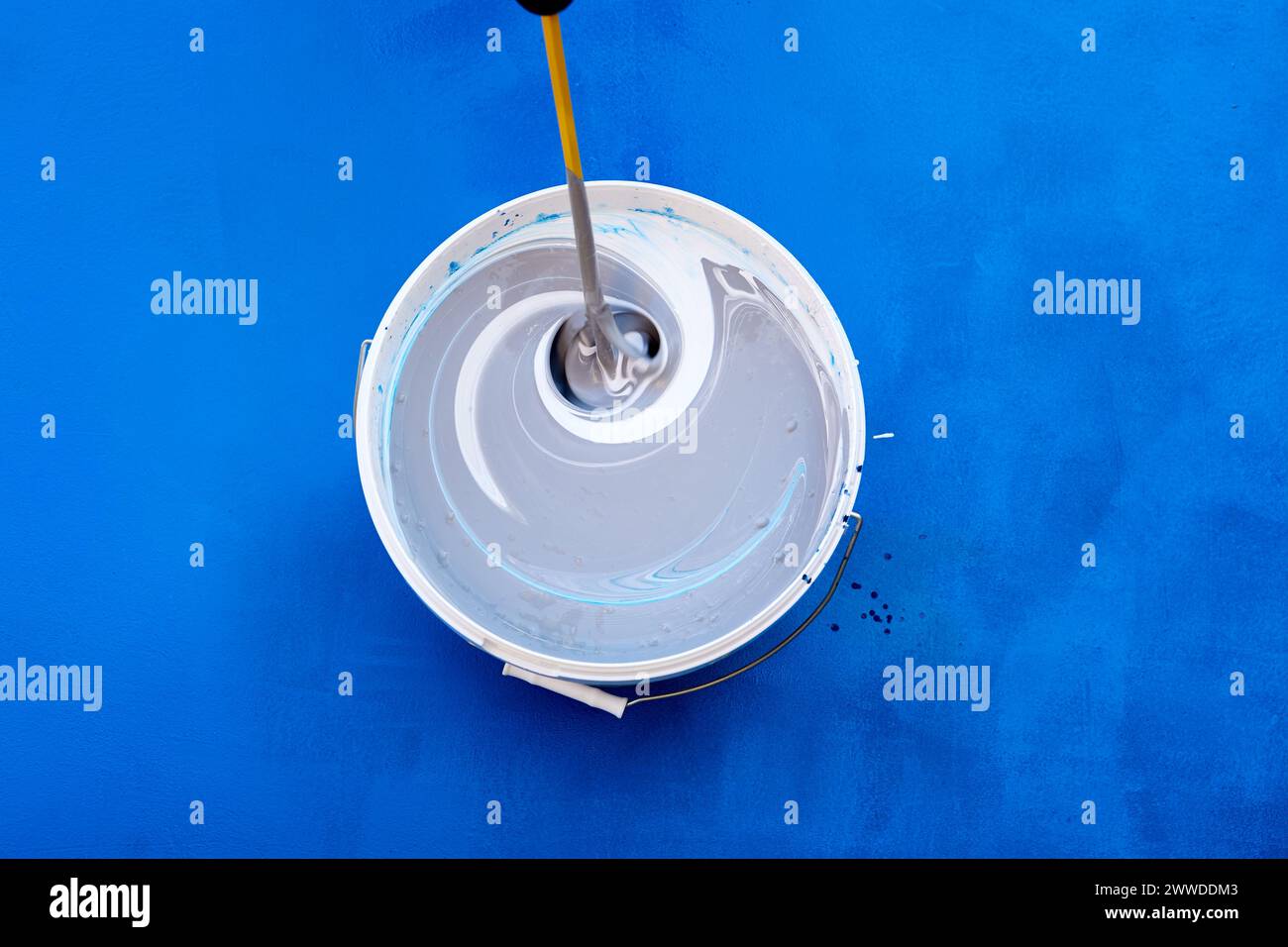 Paint mixer used for mechanically supported stirring and mixing wall paints, stirs material