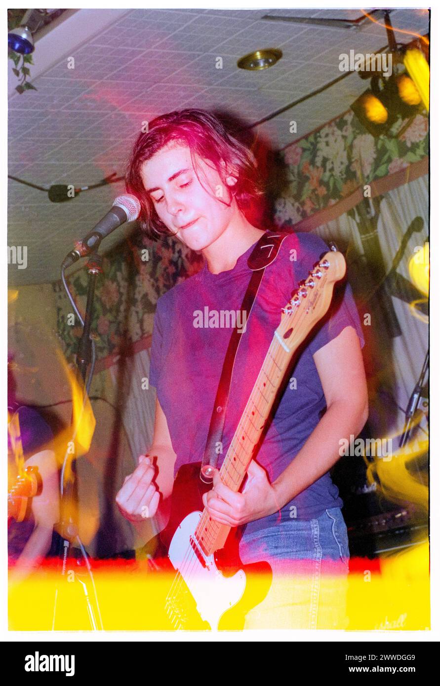 ELASTICA, YOUNG, EARLY GIG, 1994: Justine Frischmann of Elastica playing a charity gig live at The King's Head Hotel in Newport, Wales, 23 August 1994. Photograph: Rob Watkins.  INFO: Elastica, a British alternative rock band formed in 1992, gained acclaim with their self-titled debut album. Hits like 'Connection' showcased their post-punk and new wave influences. Fronted by Justine Frischmann, Elastica's contribution to the Britpop era was significant. Stock Photo