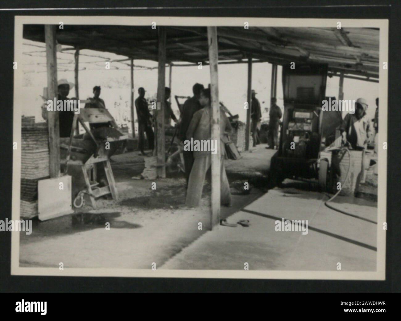 Description: Beau Bassin Prison. Concrete block-making industry. View of concrete mixer and vibrators. Location: Beau Bassin, Mauritius Date: 1950-1959 Stock Photo