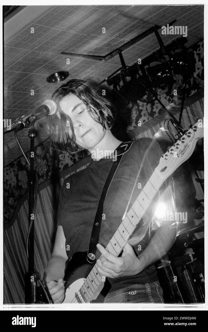 ELASTICA, YOUNG, EARLY GIG, 1994: Justine Frischmann of Elastica playing a charity gig live at The King's Head Hotel in Newport, Wales, 23 August 1994. Photograph: Rob Watkins.  INFO: Elastica, a British alternative rock band formed in 1992, gained acclaim with their self-titled debut album. Hits like 'Connection' showcased their post-punk and new wave influences. Fronted by Justine Frischmann, Elastica's contribution to the Britpop era was significant. Stock Photo