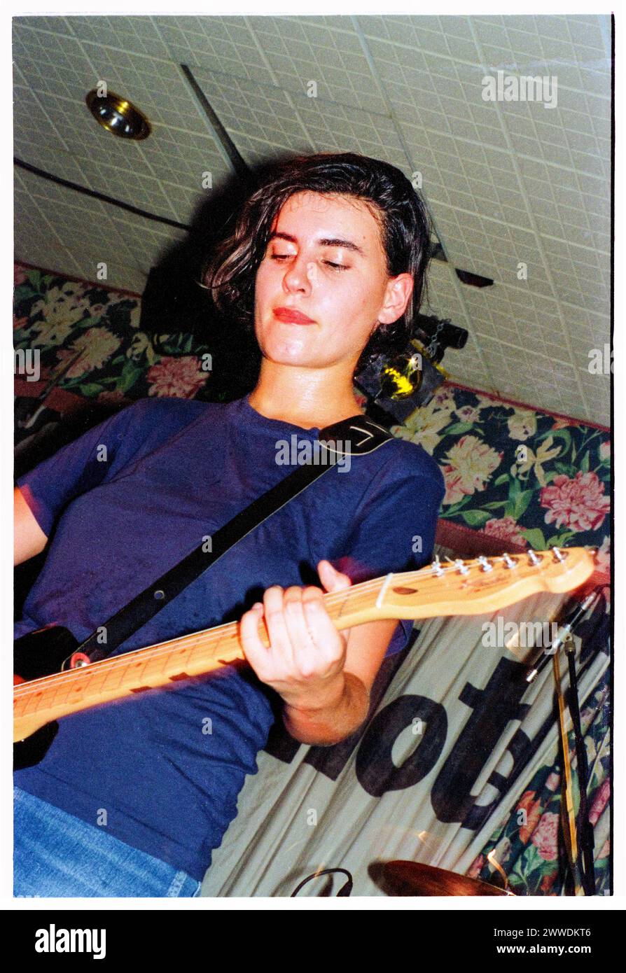 ELASTICA YOUNG EARLY GIG 1994 Justine Frischmann Of Elastica elastica-young-early-gig-1994-justine-frischmann-of-elastica
