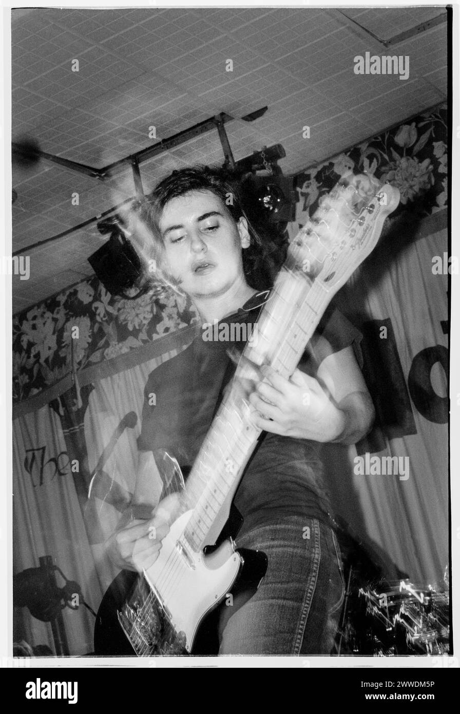 ELASTICA, YOUNG, EARLY GIG, 1994: Justine Frischmann of Elastica playing a charity gig live at The King's Head Hotel in Newport, Wales, 23 August 1994. Photograph: Rob Watkins.  INFO: Elastica, a British alternative rock band formed in 1992, gained acclaim with their self-titled debut album. Hits like 'Connection' showcased their post-punk and new wave influences. Fronted by Justine Frischmann, Elastica's contribution to the Britpop era was significant. Stock Photo