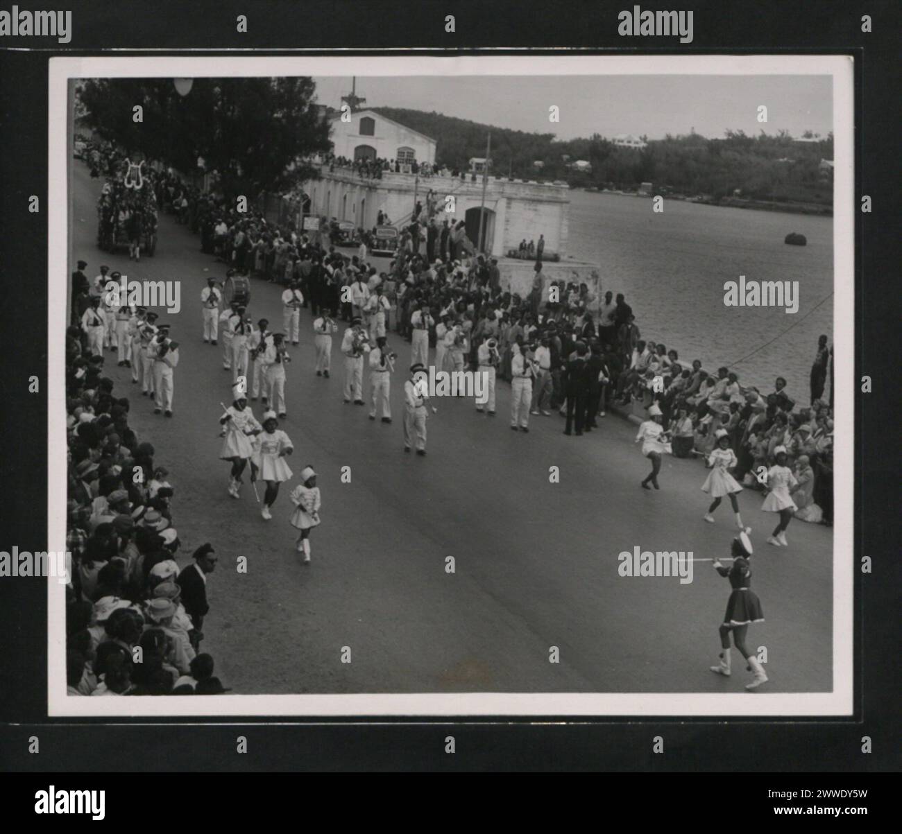 Description: Bermuda Floral Pageant Parade: Starting the parade with a ...