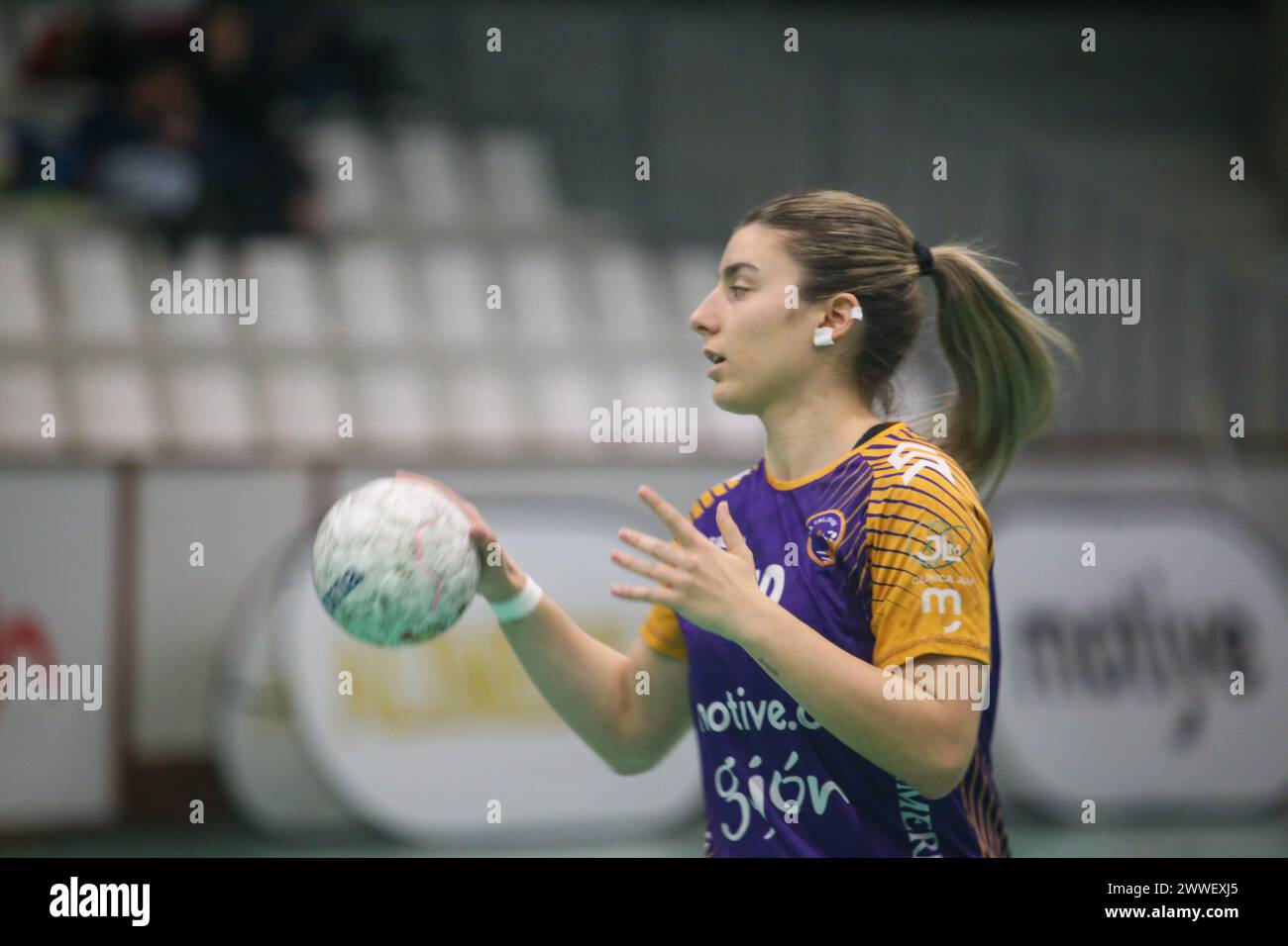 Gijón, Spain, 23th March, 2024: The player of Motive.co Gijón Balonmano La Calzada, Marta da Silva (19) with the ball during the 22nd Matchday of the Liga Guerreras Iberdrola 2023-24 between Motive.co Gijón Balonmano La Calzada and the KH-7 BM. Granollers, on March 23, 2024, at the La Arena Pavilion, in Gijón, Spain. Credit: Alberto Brevers / Alamy Live News. Stock Photo