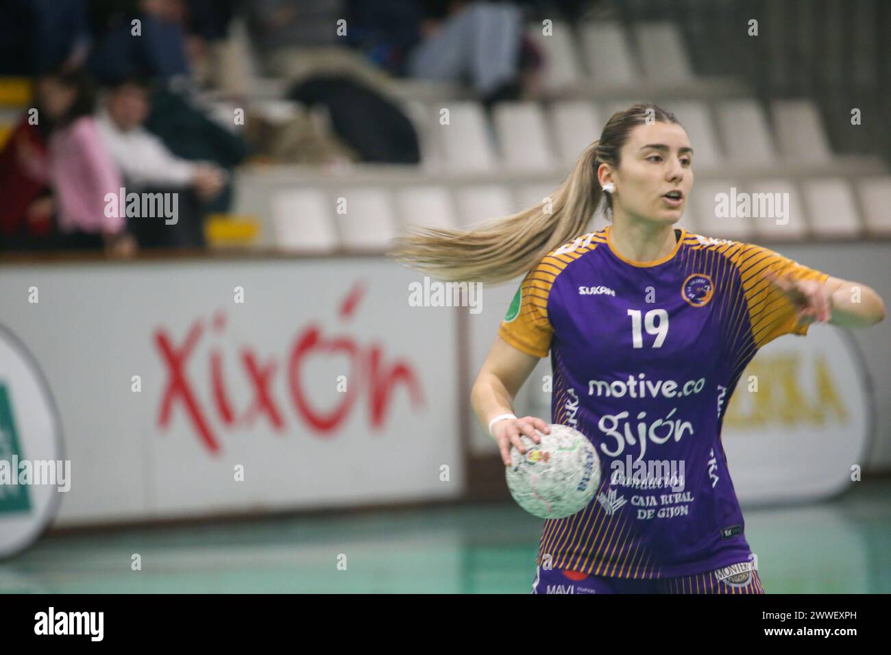 Gijón, Spain, 23th March, 2024: The player of Motive.co Gijón Balonmano La Calzada, Marta da Silva (19) with the ball during the 22nd matchday of the Liga Guerreras Iberdrola 2023-24 between Motive.co Gijón Balonmano La Calzada and the KH-7 BM. Granollers, on March 23, 2024, at the La Arena Pavilion, in Gijón, Spain. Credit: Alberto Brevers / Alamy Live News. Stock Photo