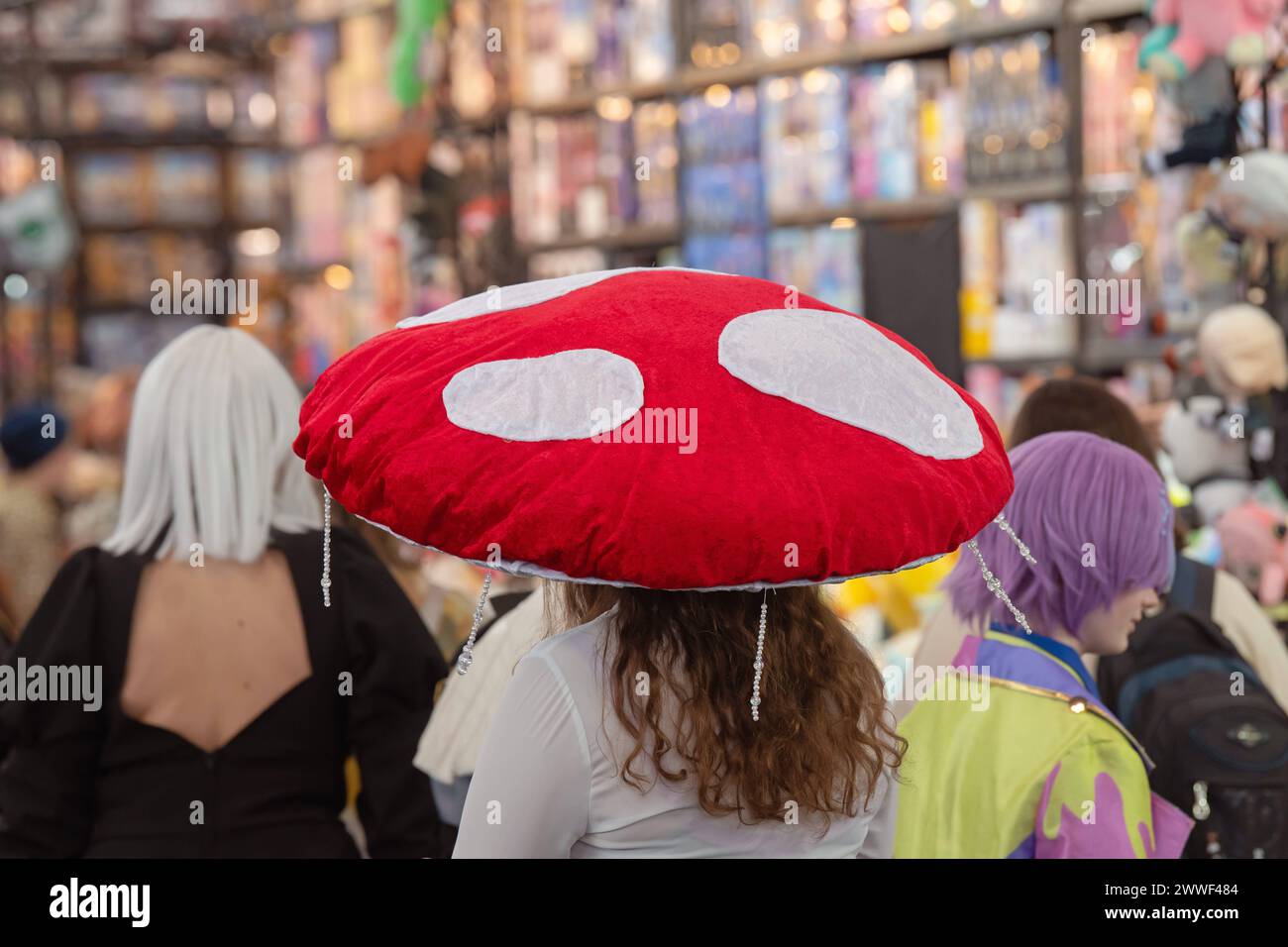 RECORD DATE NOT STATED Eine Cosplayerin traegt einen Hut, der wie ein