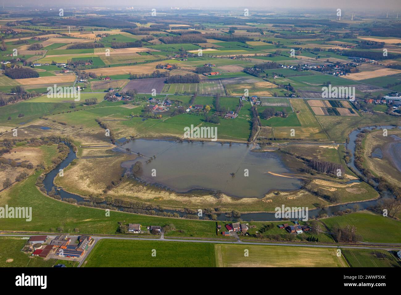 Luftbild, Alter Hellweg, Fluss Lippe Mäander und See Im Winkel Lippeaue, Wiesen und Felder mit Fernsicht, Lippborg, Lippetal, Nordrhein-Westfalen, Deutschland ACHTUNGxMINDESTHONORARx60xEURO *** Aerial view, Alter Hellweg, river Lippe meander and lake Im Winkel Lippeaue, meadows and fields with distant view, Lippborg, Lippetal, North Rhine-Westphalia, Germany ACHTUNGxMINDESTHONORARx60xEURO Stock Photo