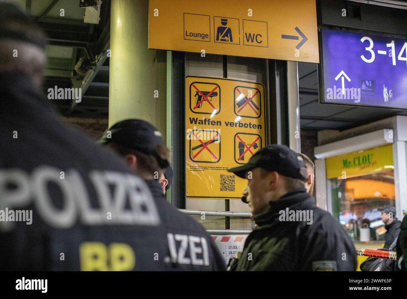 Die Bundespolizei hat zusammen mit der Landespolizei, DB Sicherheit und der Hochbahn am Hamburger Hauptbahnhof in der Samstagnacht die Waffenkontrollzone kontrolliert. Diverse Waffen wurden sichergestellt. *** The Federal Police, together with the state police, DB Sicherheit and Hochbahn, checked the weapons control zone at Hamburg Central Station on Saturday night Various weapons were seized Copyright: xBlaulicht-News.dex Stock Photo