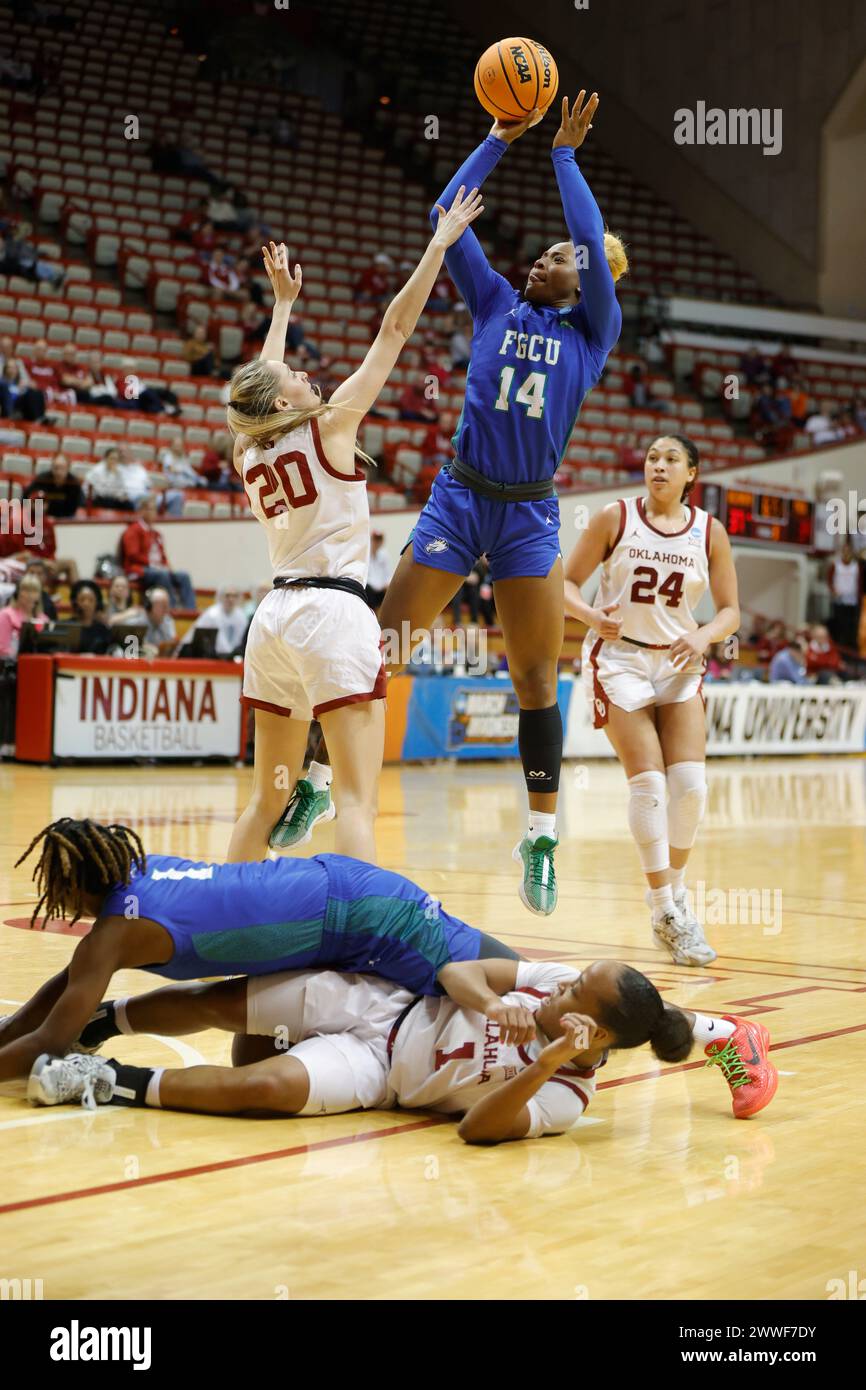 Bloomington, USA. 23rd Mar, 2024. BLOOOMINGTON, INDIANA - MARCH 23: Florida Gulf Coast Eagles guard Shekinah Guthrie (14) plays against Oklahoma Sooners guard Aubrey Joens (20) during an NCAA women's basketball tournament game on March 23, 2024 at Simon Skjodt Assembly Hall in Bloomington, Indiana. OU beat FGCU 73-70.( Credit: Jeremy Hogan/Alamy Live News Stock Photo