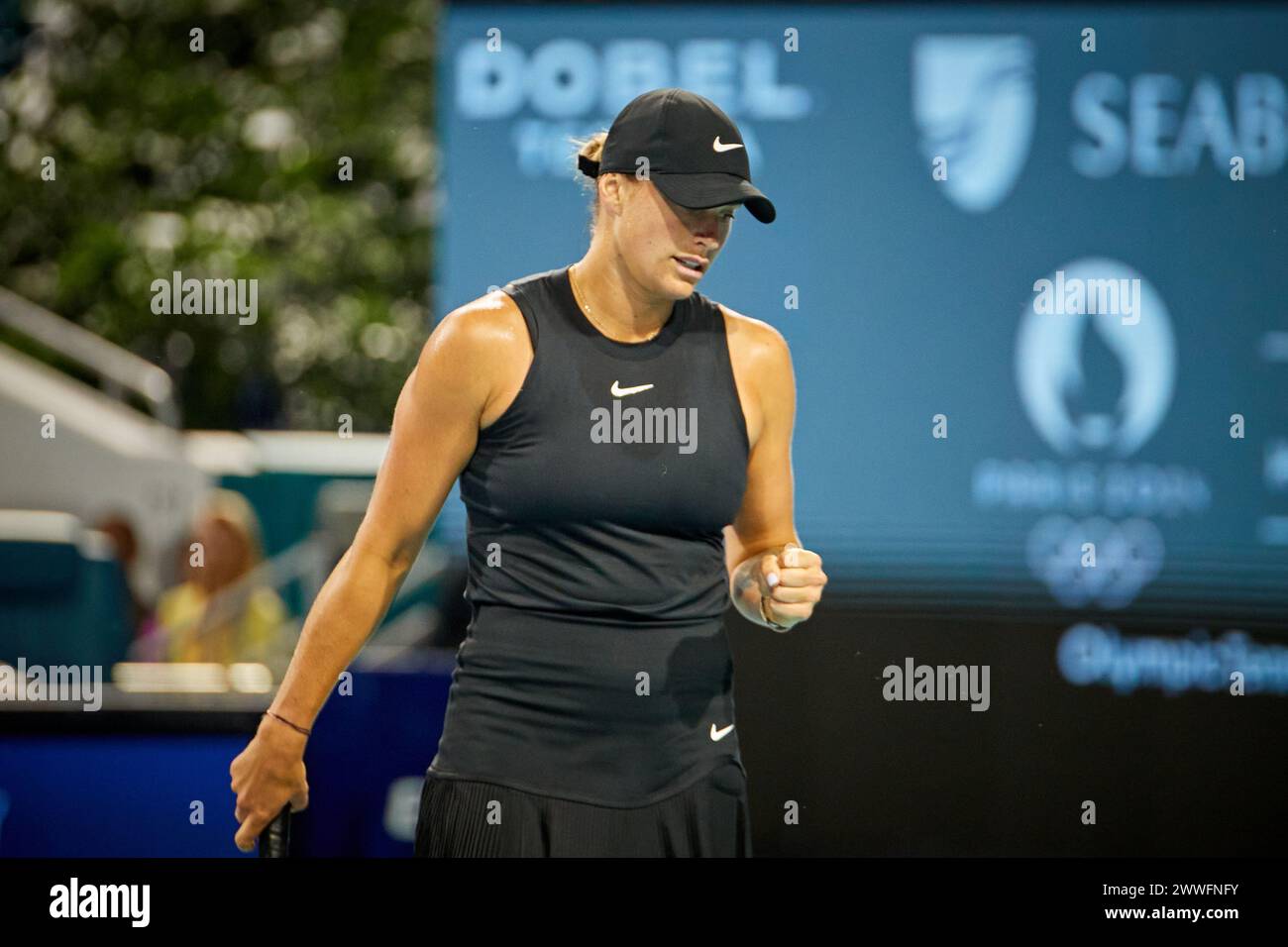 Miami Gardens, FL, USA. 23rd March 2024. Anhelina Kalinina (UKR) vs Aryna Sabalenka (BEL) during the world tennis tournament at the 2024 Miami Open powered by Itau. Credit: Yaroslav Sabitov/YES Market Media/Alamy Live News. Stock Photo