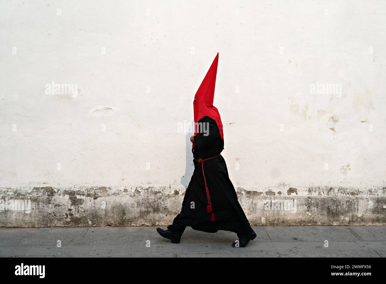 Antigua, Guatemala. 23rd Mar, 2024. A penitent, wearing hooded robes ...