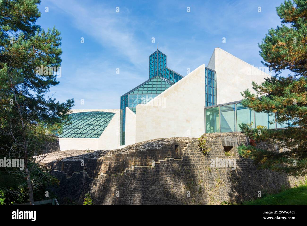 Luxembourg City (Luxemburg, Lëtzebuerg): Grand Duke Jean Museum of Modern Art (Musée d'art moderne Grand-Duc Jean), MUDAM in , Luxembourg, Luxembourg Stock Photo