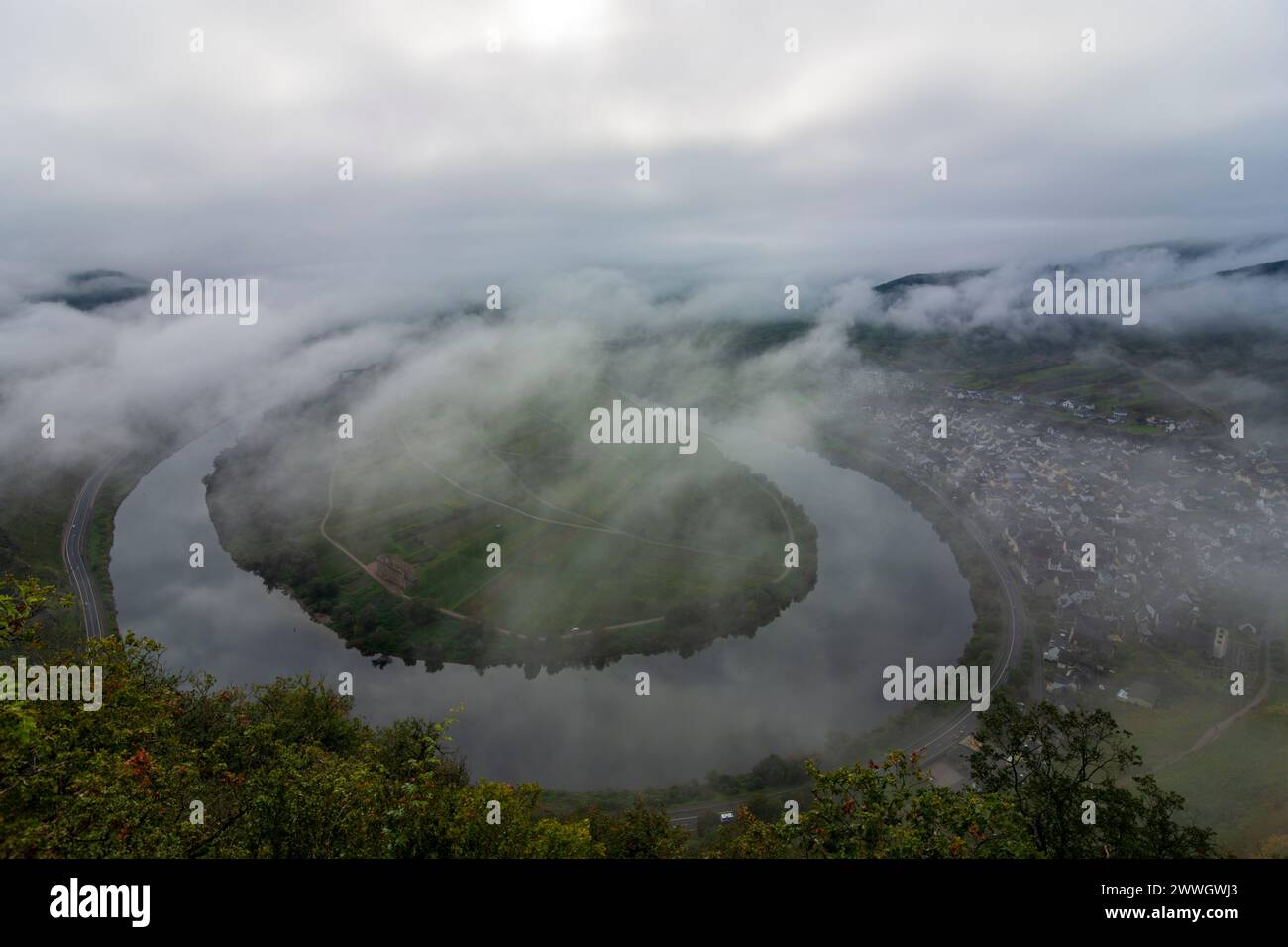 Bremm: river Mosel (Moselle), Moselle loop, mist in Mosel, Rheinland-Pfalz, Rhineland-Palatinate, Germany Stock Photo