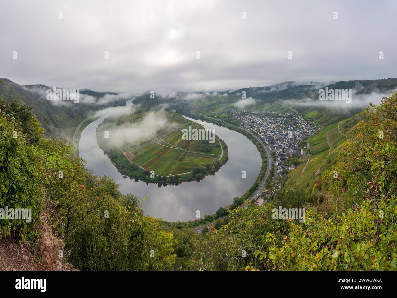 Bremm: river Mosel (Moselle), Moselle loop, village Bremm in Mosel, Rheinland-Pfalz, Rhineland-Palatinate, Germany Stock Photo