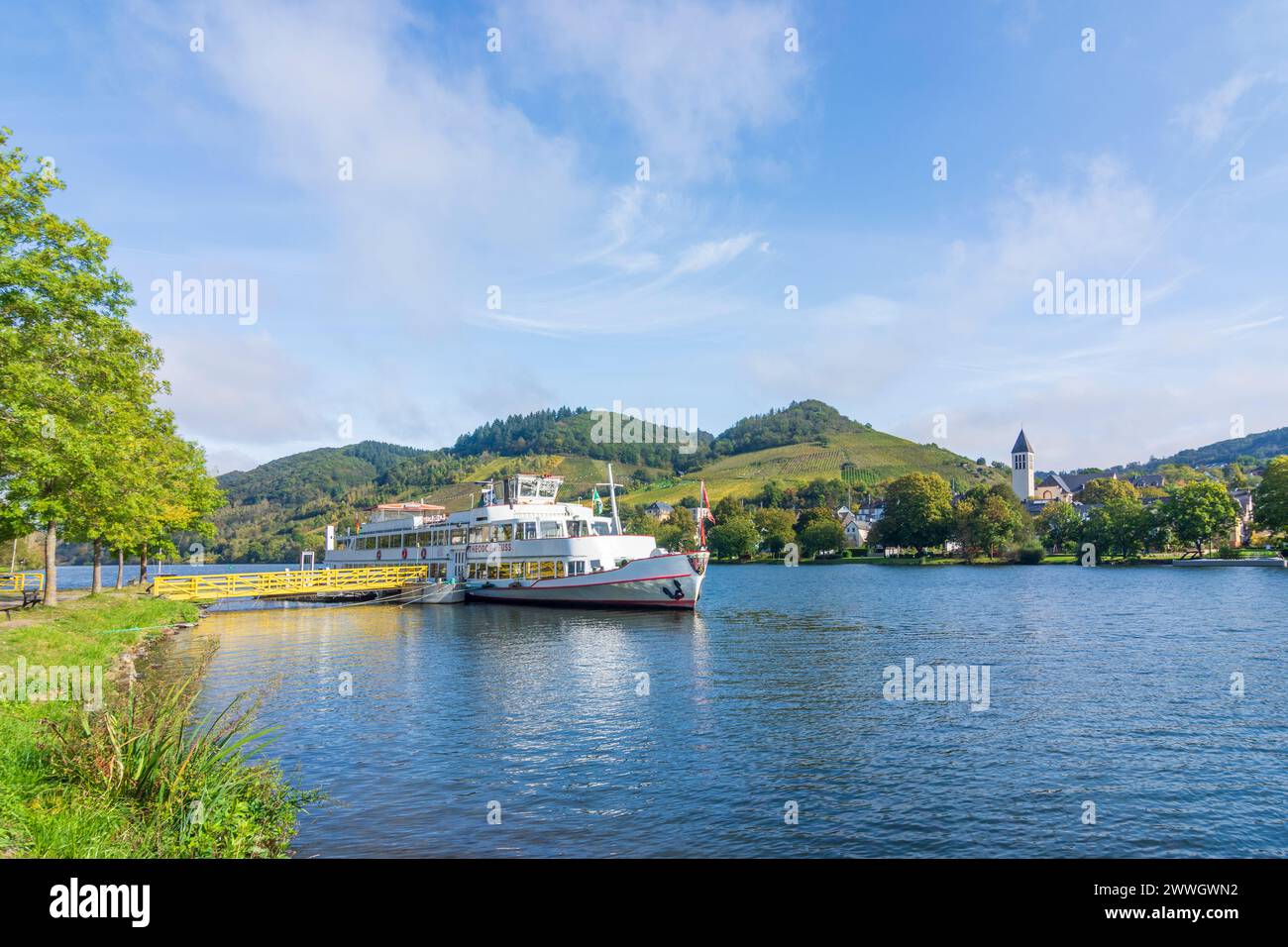 Bullay: river Mosel (Moselle), village Bullay, passenger ship in Mosel, Rheinland-Pfalz, Rhineland-Palatinate, Germany Stock Photo
