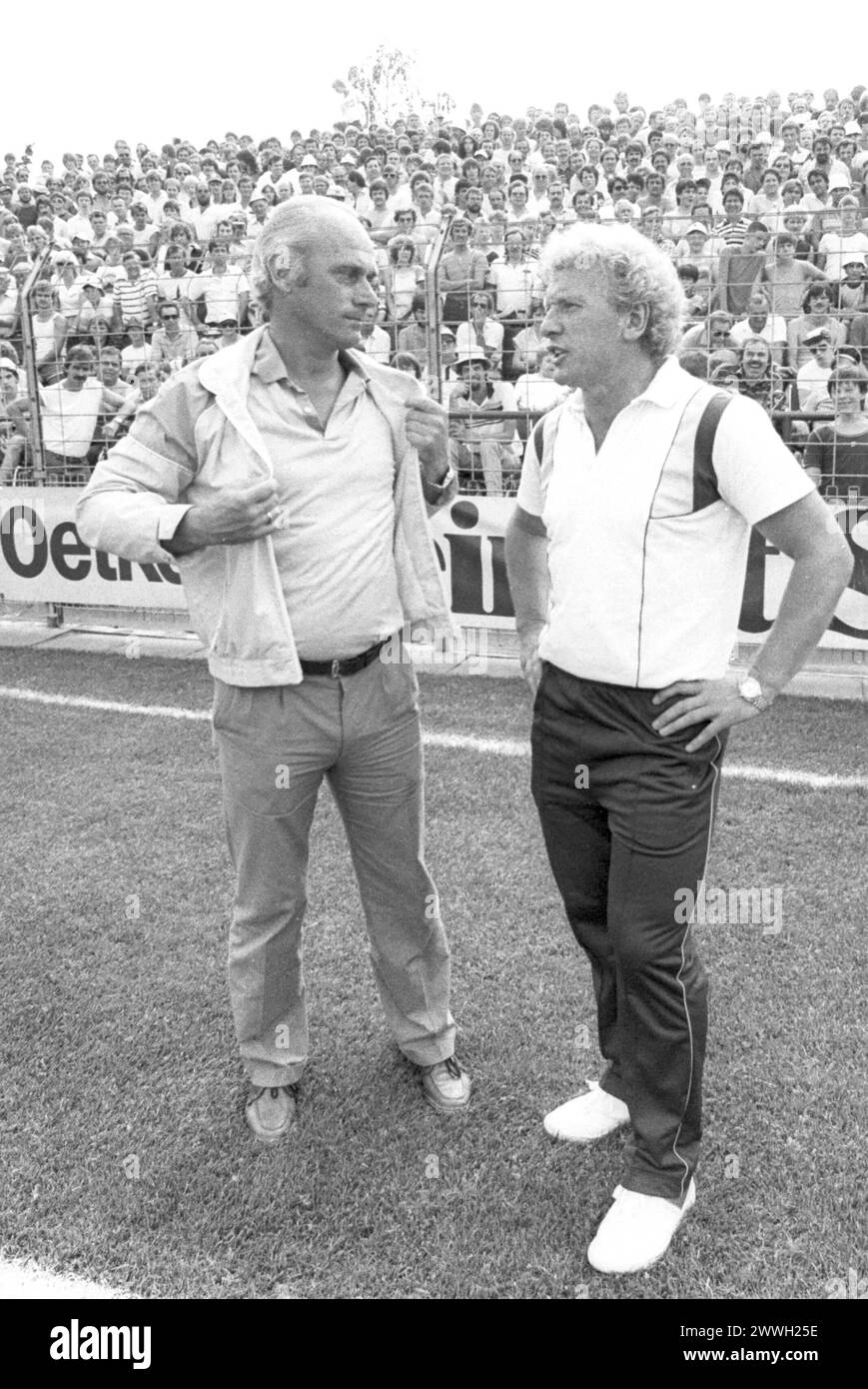 Udo Lattek li. mit Karl-Heinz Feldkamp 08/83 stroe Udo Lattek li. und Karl-Heinz Feldkamp am 13. August 1983 beim Bundesliga-Fußballspiel DSC Arminia Bielefeld gegen FC Bayern München auf der Bielefelder Alm Deutschland deutsch Deutscher Mann Männer Training Fußball Sport ex ehemalig ehemaliger Fußballspieler Spieler Trainer Fußballtrainer Stadion Fußballstadion german soccer coach hoch ganz freistellbar stehend sprechend neutral draußen sw *** Udo Lattek left with Karl Heinz Feldkamp 08 83 stroe Udo Lattek left and Karl Heinz Feldkamp on 13 August 1983 at the Bundesliga soccer match DSC Armin Stock Photo