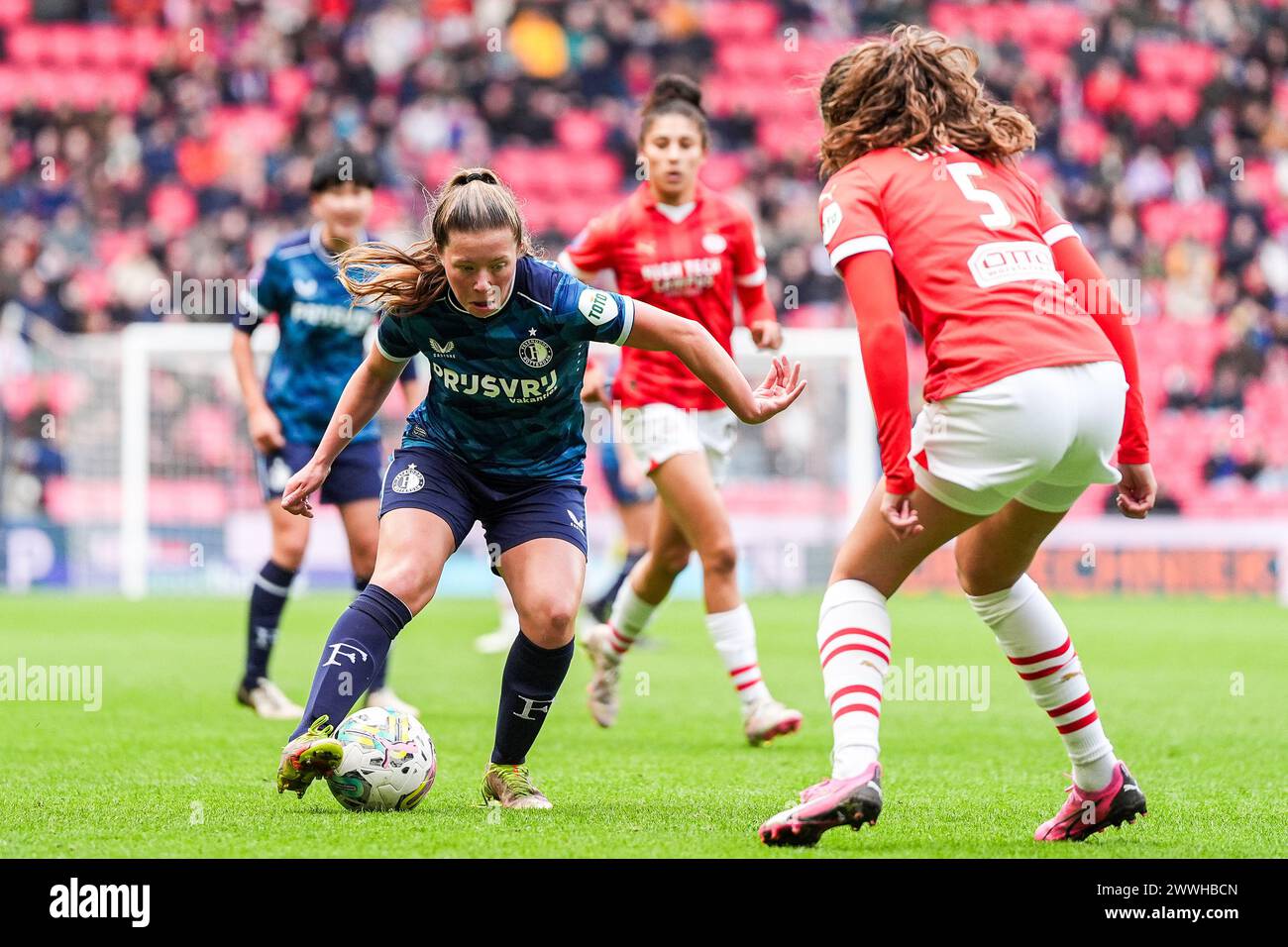 Eindhoven, Netherlands. 24th Mar, 2024. Eindhoven - Romee van de Lavoir of Feyenoord V1, Melanie Bross of PSV V1 during the match between PSV V1 v Feyenoord V1 at Philips Stadion on 24 March 2024 in Eindhoven, Netherlands. Credit: box to box pictures/Alamy Live News Stock Photo