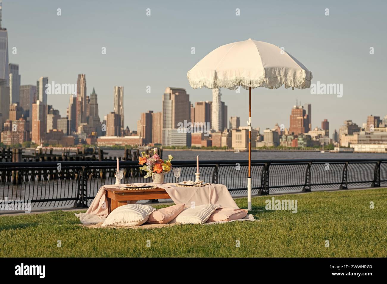 picnic in new york. summer outdoor romance. romantic picnic in summer. luxury picnic dinner. summer picnic in the central park. romantic date in manha Stock Photo