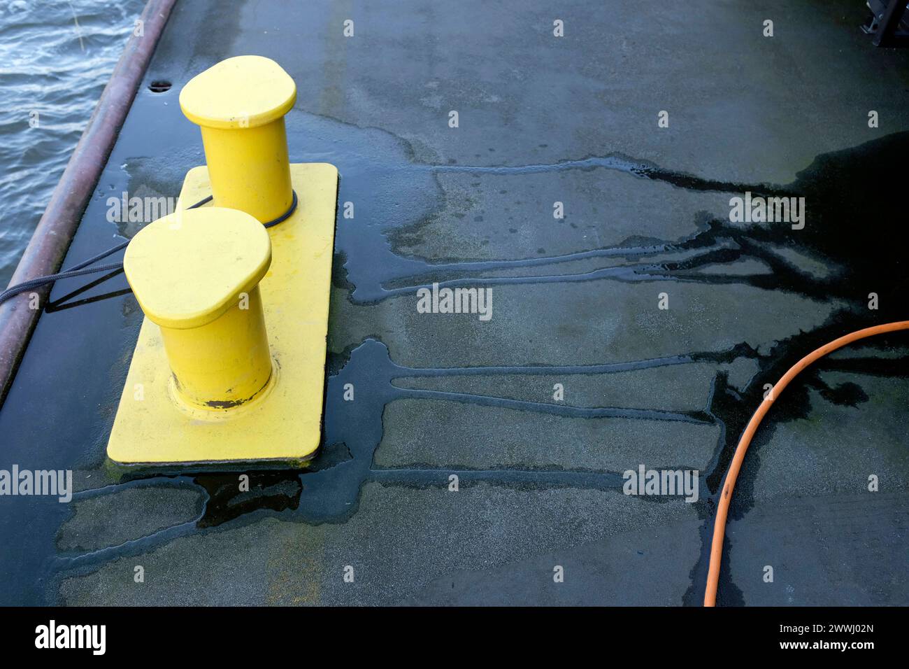 Schiffsanleger Poller Hamburg Hamburg Deutschland *** Bollard jetty Hamburg Hamburg Germany Copyright: xGiannaxSchadex Stock Photo